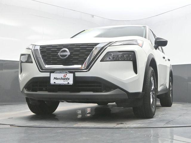 Photo of 2023 Glacier White Nissan Rogue