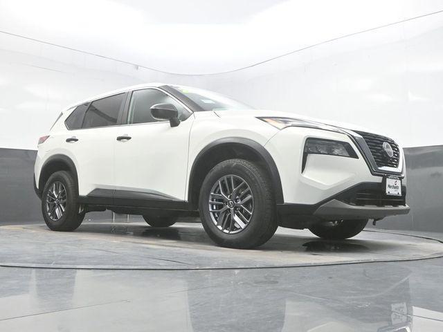 Photo of 2023 Glacier White Nissan Rogue