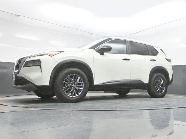 Photo of 2023 Glacier White Nissan Rogue