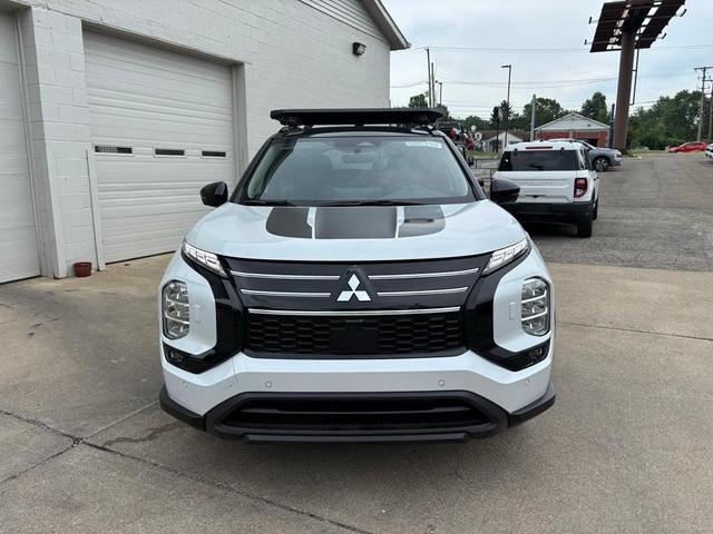 Photo of 2025 White Mitsubishi Outlander