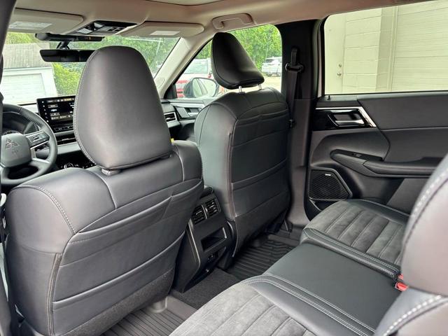 Photo of 2025 White Mitsubishi Outlander