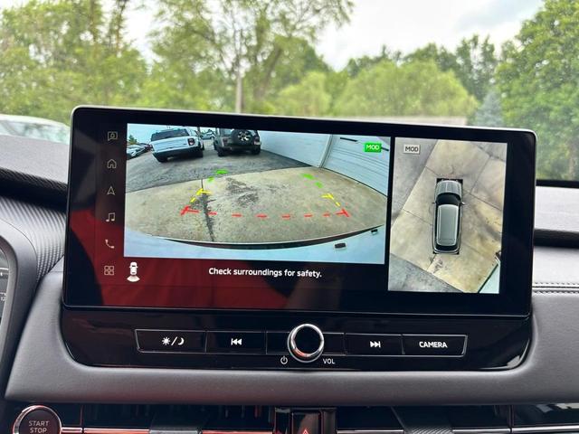 Photo of 2025 White Mitsubishi Outlander