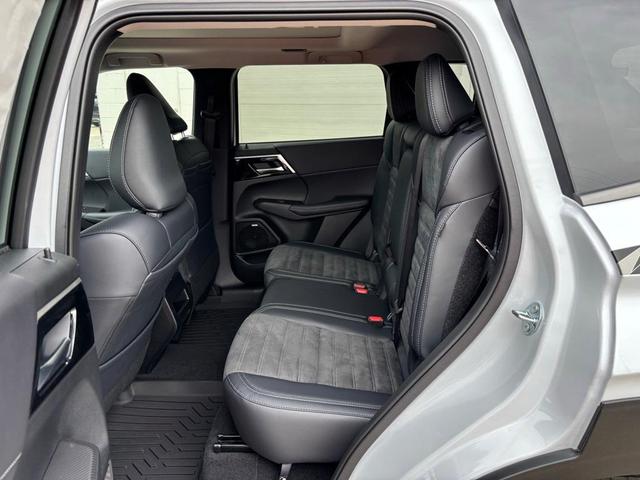 Photo of 2025 White Mitsubishi Outlander