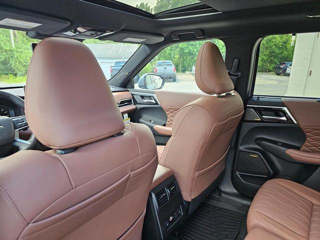Photo of 2025 Gray Mitsubishi Outlander
