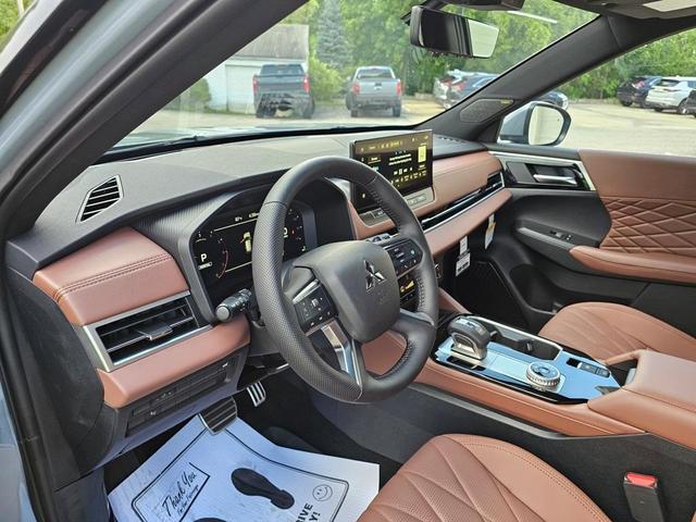 Photo of 2025 Gray Mitsubishi Outlander