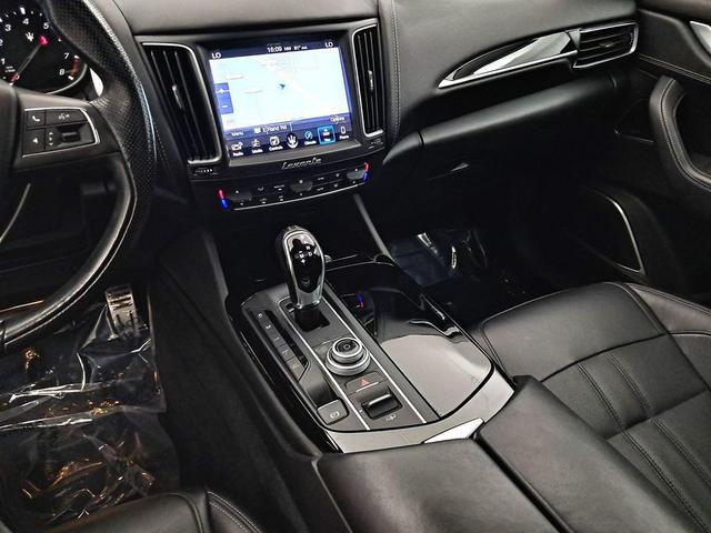 Photo of 2017 GRAY Maserati Levante