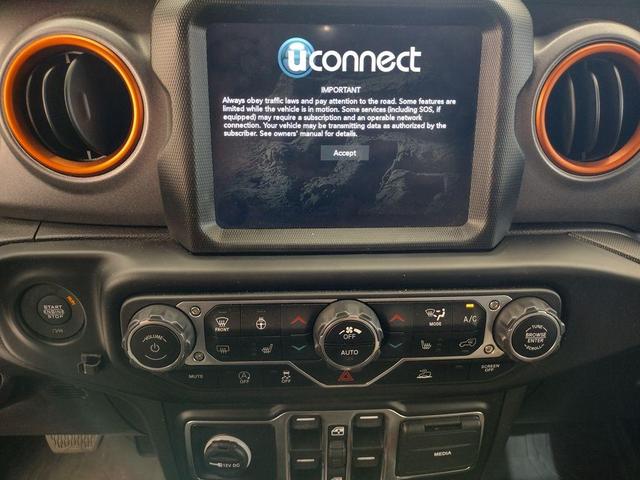 Photo of 2022 Silver Zynith Clearcoat Jeep Gladiator