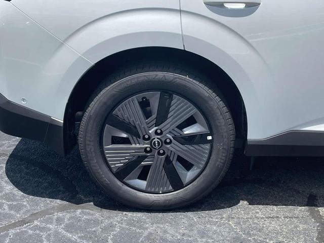Photo of 2025 Everest White Pearl Tricoat/Super Black Nissan Murano