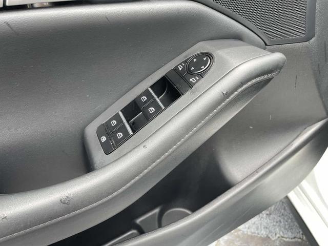 Photo of 2023 Snowflake White Pearl Mica Mazda Mazda3