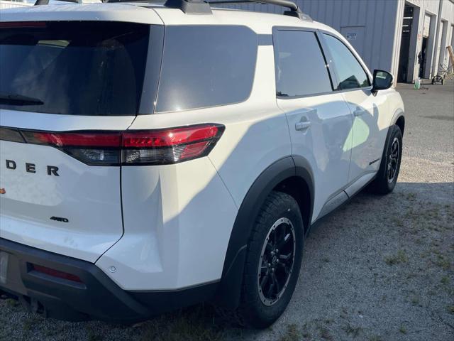 Photo of 2024 Glacier White Nissan Pathfinder