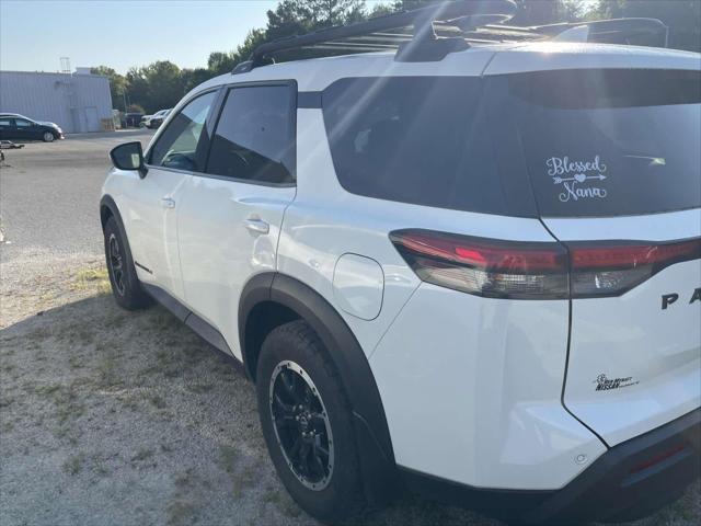 Photo of 2024 Glacier White Nissan Pathfinder