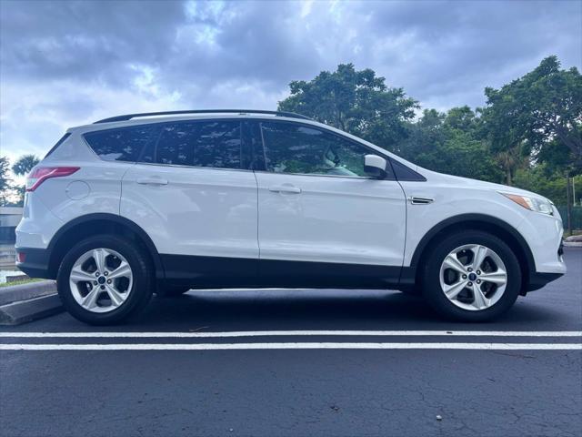 Photo of 2014 White Ford Escape