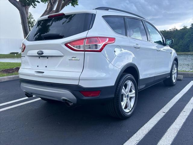 Photo of 2014 White Ford Escape