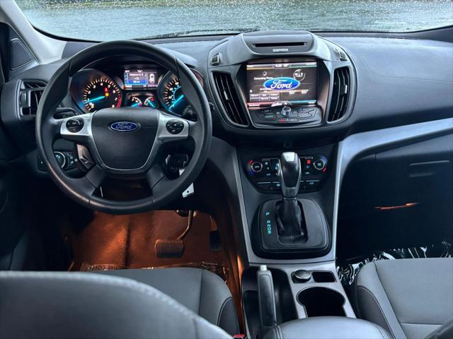 Photo of 2014 White Ford Escape