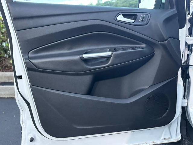 Photo of 2014 White Ford Escape