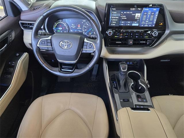 Photo of 2022 Pearl Toyota Highlander Hybrid
