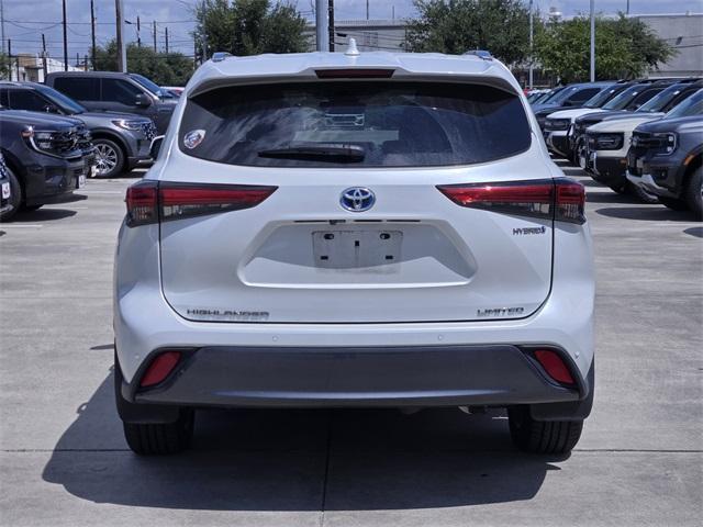 Photo of 2022 Pearl Toyota Highlander Hybrid