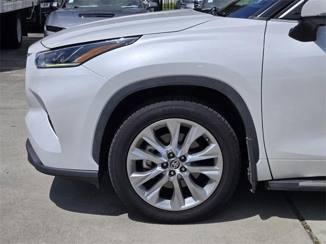 Photo of 2022 Pearl Toyota Highlander Hybrid