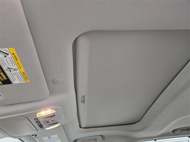 Photo of 2022 Pearl Toyota Highlander Hybrid