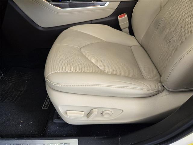 Photo of 2022 Pearl Toyota Highlander Hybrid