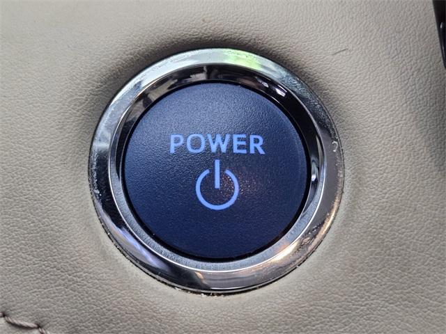 Photo of 2022 Pearl Toyota Highlander Hybrid