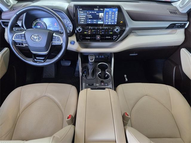 Photo of 2022 Pearl Toyota Highlander Hybrid