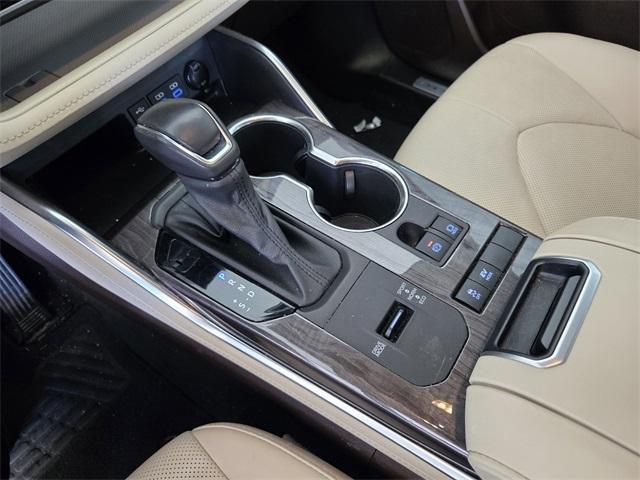 Photo of 2022 Pearl Toyota Highlander Hybrid
