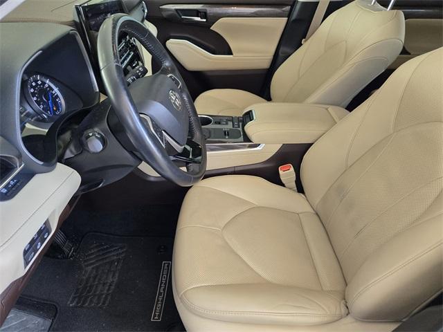 Photo of 2022 Pearl Toyota Highlander Hybrid