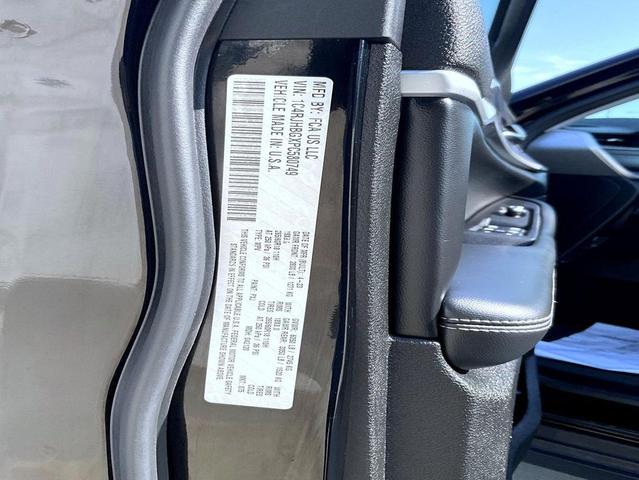 Photo of 2023 Diamond Black Crystal Pearlcoat Jeep Grand Cherokee