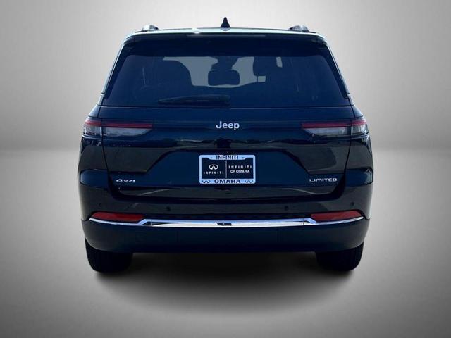 Photo of 2023 Diamond Black Crystal Pearlcoat Jeep Grand Cherokee