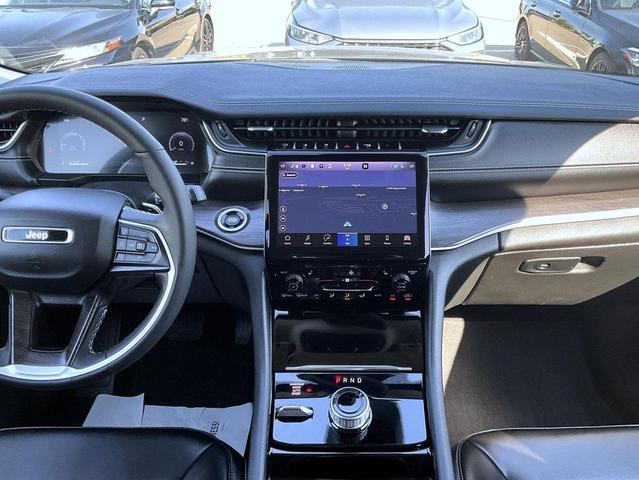 Photo of 2023 Diamond Black Crystal Pearlcoat Jeep Grand Cherokee