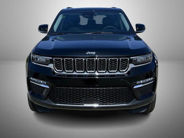 Photo of 2023 Diamond Black Crystal Pearlcoat Jeep Grand Cherokee