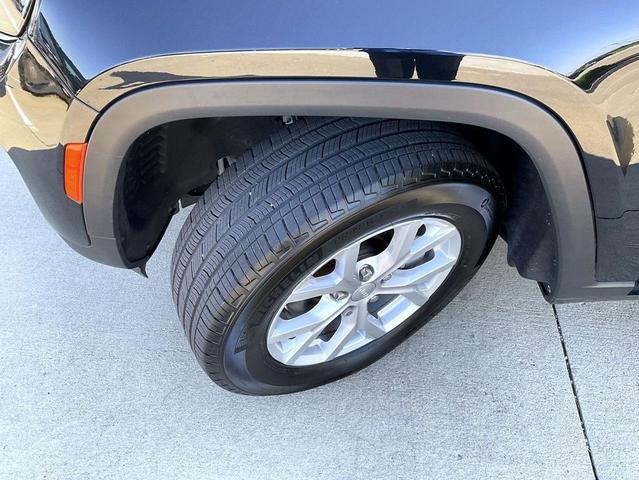Photo of 2023 Diamond Black Crystal Pearlcoat Jeep Grand Cherokee