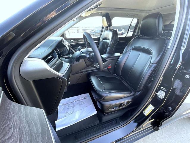 Photo of 2023 Diamond Black Crystal Pearlcoat Jeep Grand Cherokee