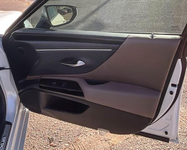 Photo of 2023 Eminent White Pearl Lexus ES 350