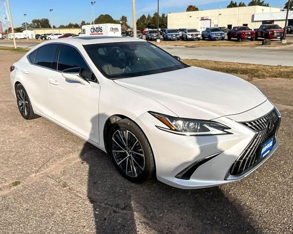 Photo of 2023 Eminent White Pearl Lexus ES 350