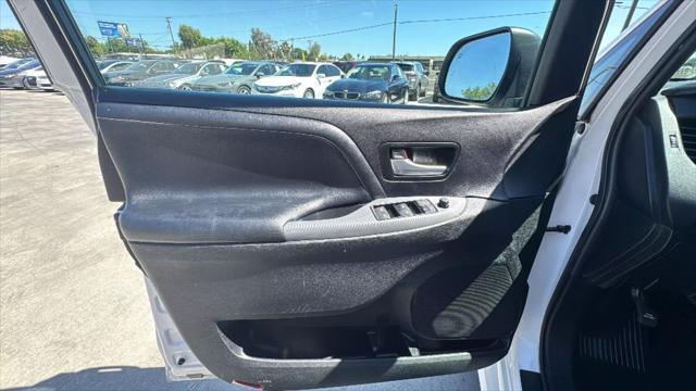 Photo of 2015 White Toyota Sienna