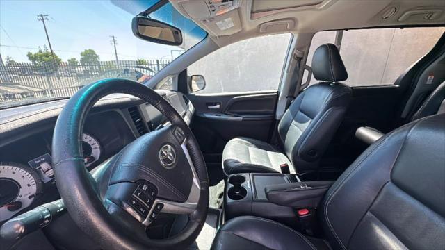 Photo of 2015 White Toyota Sienna