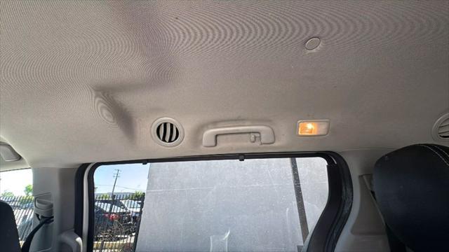 Photo of 2015 White Toyota Sienna