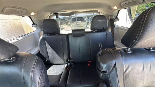 Photo of 2015 White Toyota Sienna