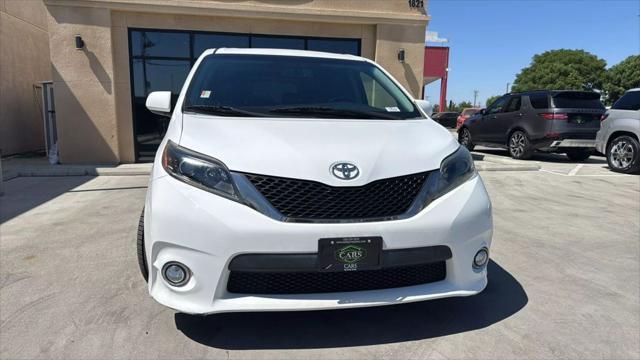 Photo of 2015 White Toyota Sienna