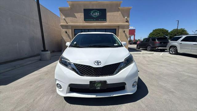 Photo of 2015 White Toyota Sienna