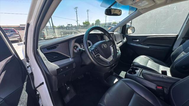 Photo of 2015 White Toyota Sienna