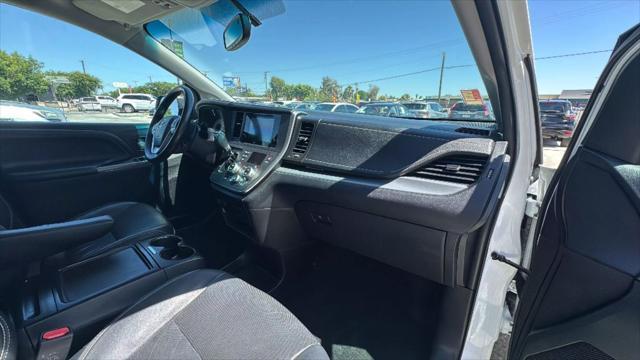 Photo of 2015 White Toyota Sienna