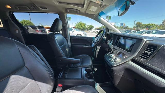 Photo of 2015 White Toyota Sienna