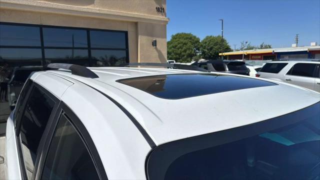 Photo of 2015 White Toyota Sienna