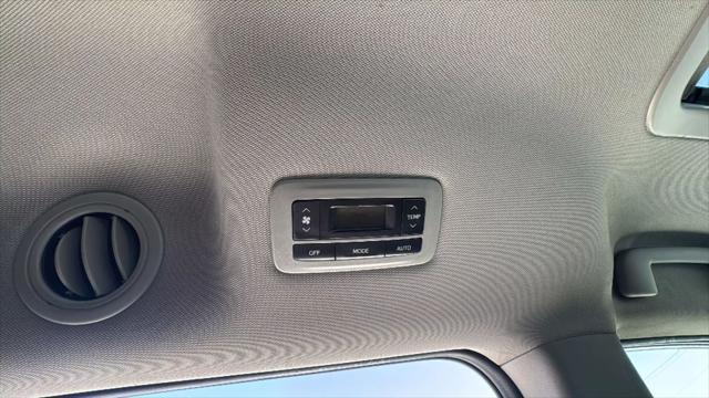 Photo of 2015 White Toyota Sienna