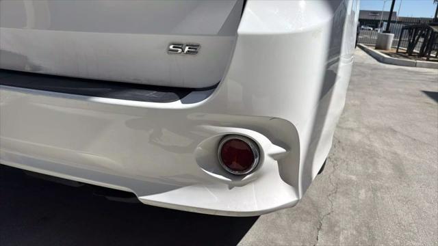Photo of 2015 White Toyota Sienna
