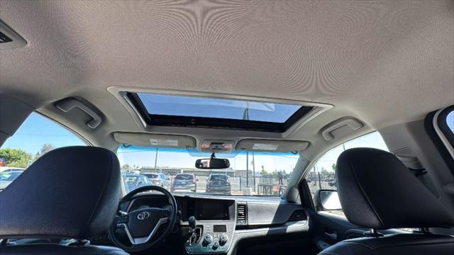Photo of 2015 White Toyota Sienna