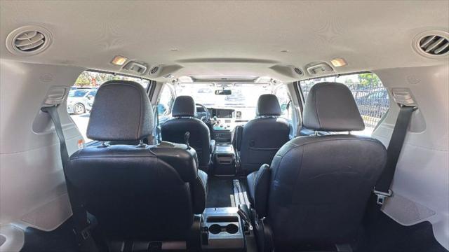 Photo of 2015 White Toyota Sienna